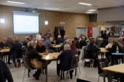 Kaarters aan tafels in zaal Kempengalm