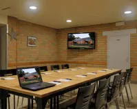 Vergaderzaal met tafel en scherm